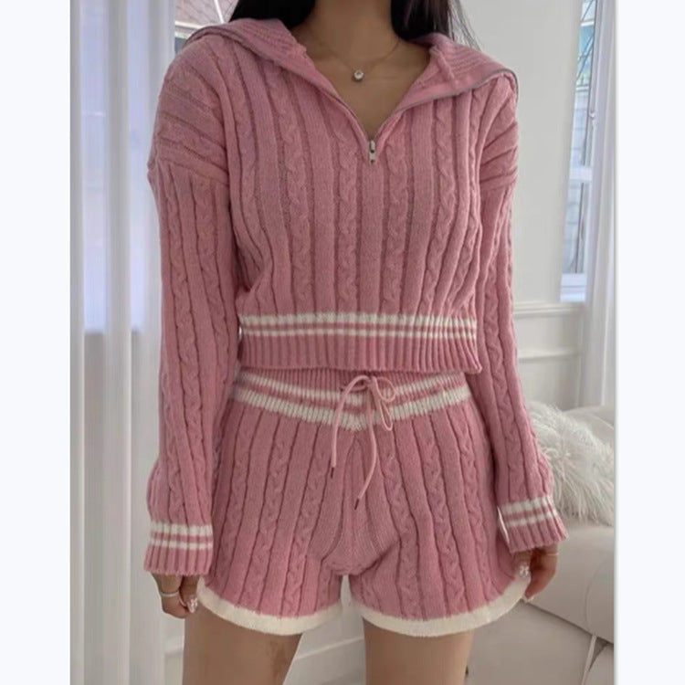 Pull en tricot court pour femmes avec col montant et short dans l'ensemble Chic und Stil