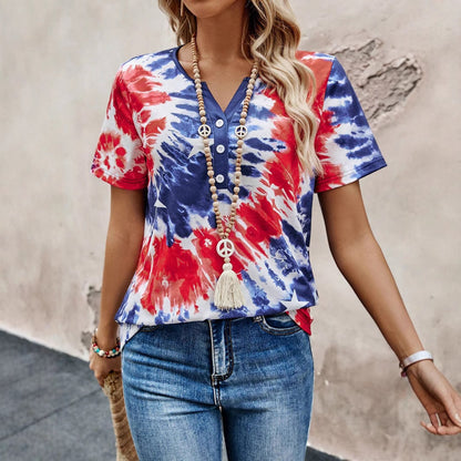 T-shirt à manches courtes pour femmes avec encolure boutonnée et design batik ludique Chic und Stil