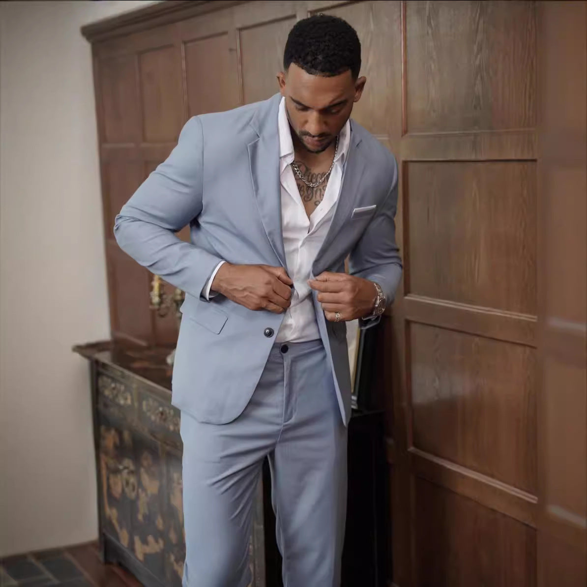 Costume élégant pour homme avec une coupe légère et un col étroit Chic und Stil