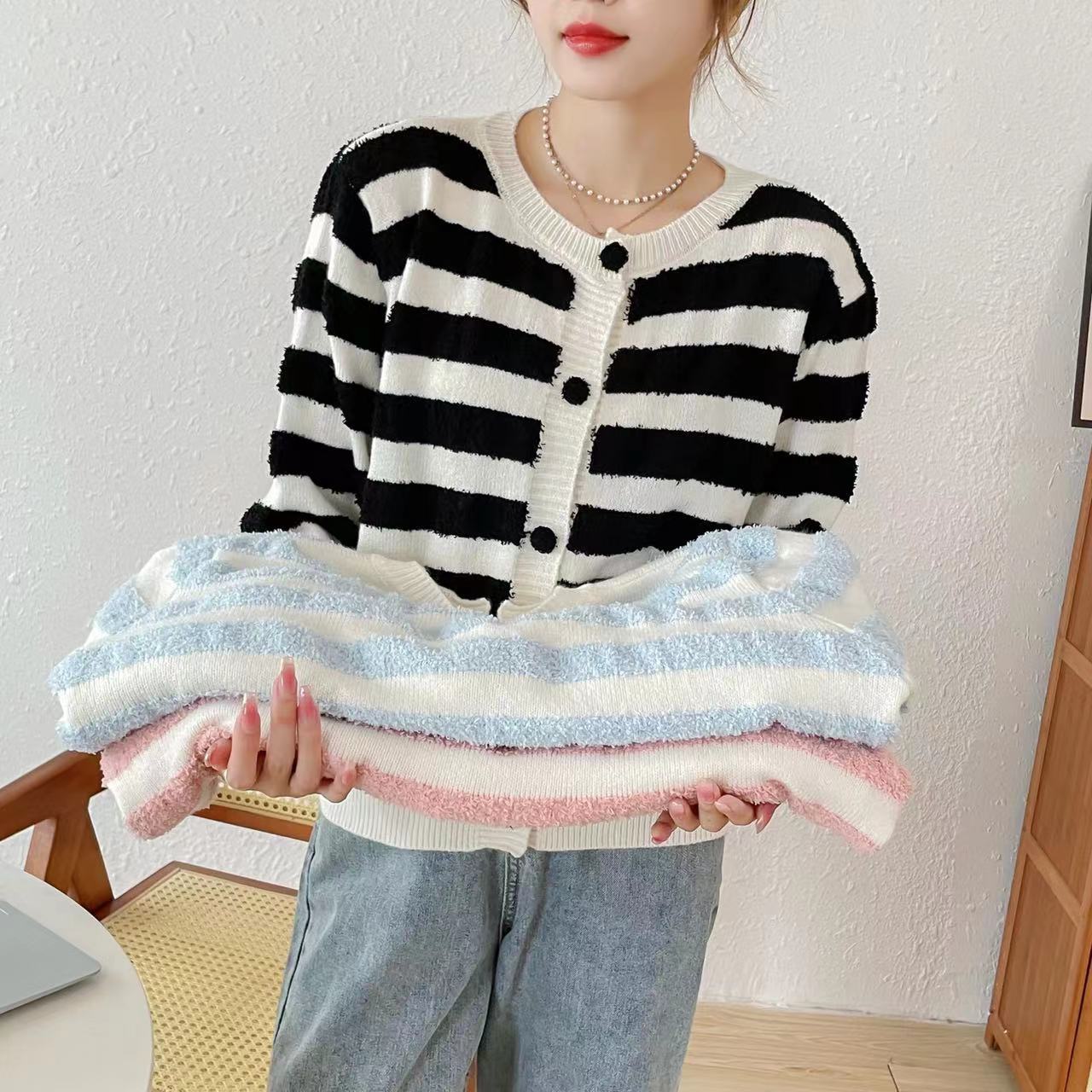 Dames Pull-over en tricot douillet avec des rayures maritimes Chic und Stil