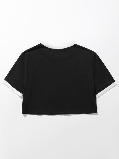 T-shirt cropped pour femmes avec motif de squelette et accents de manches contrastants Chic und Stil