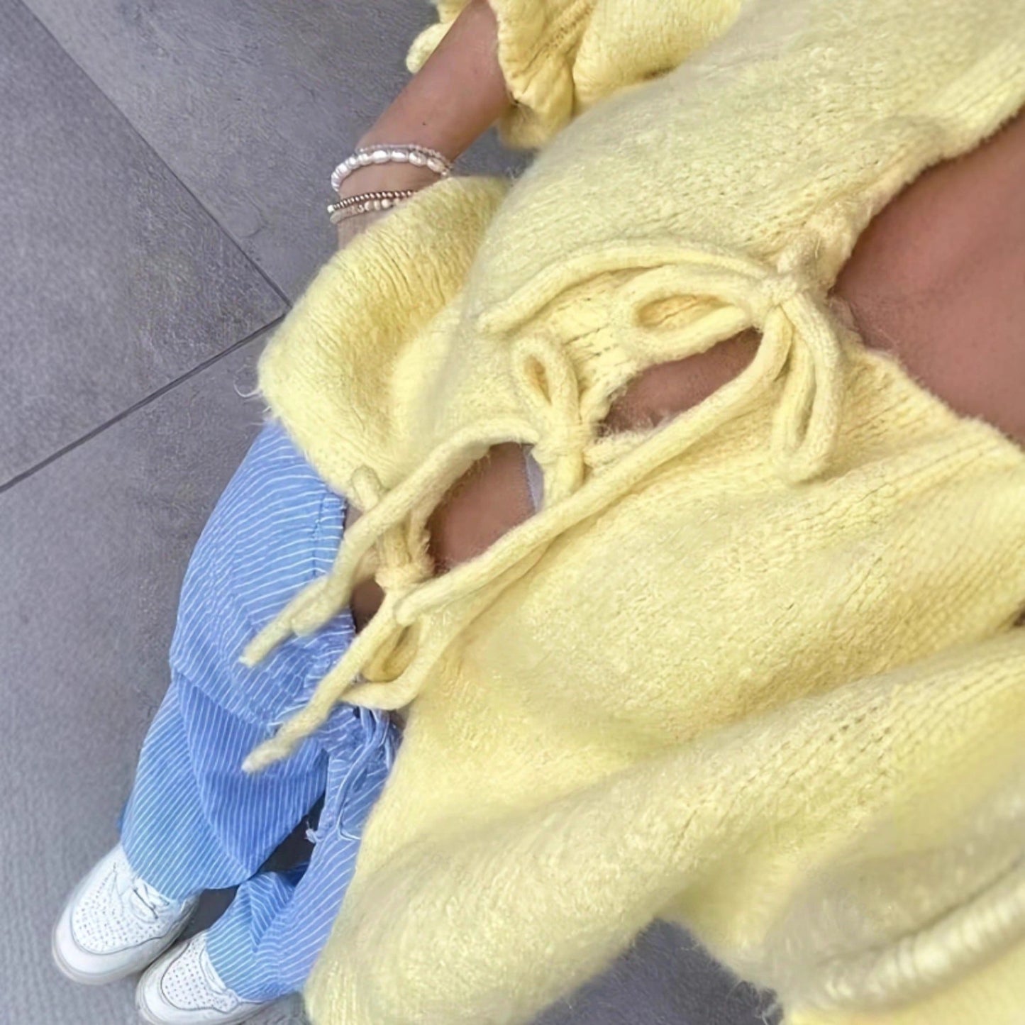 Dame Grosse maille cardigan avec des détails noués de manière ludique Chic und Stil