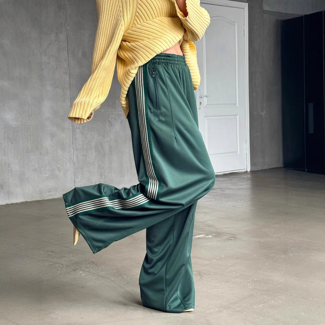 Wide sports pants for women with diagonal stripes Chic und Stil