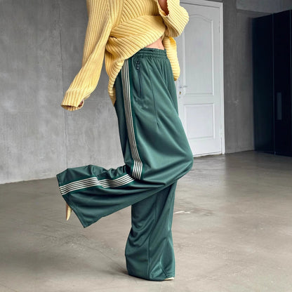 Wide sports pants for women with diagonal stripes Chic und Stil