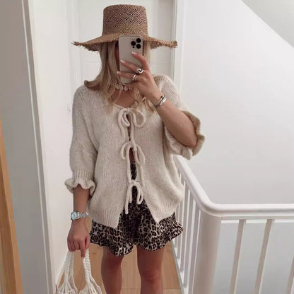 Cardigan décontracté pour femmes avec des détails de lacets ludiques et des manches courtes Chic und Stil