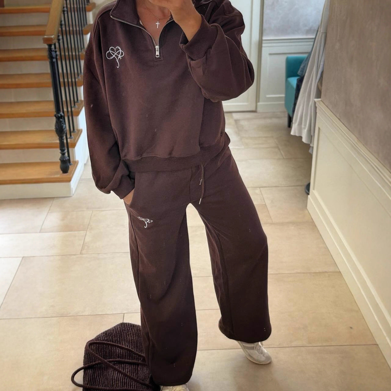 Pull sportif féminin avec fermeture éclair demi-longue et logo contrastant Chic und Stil