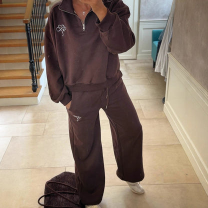 Pull sportif féminin avec fermeture éclair demi-longue et logo contrastant Chic und Stil