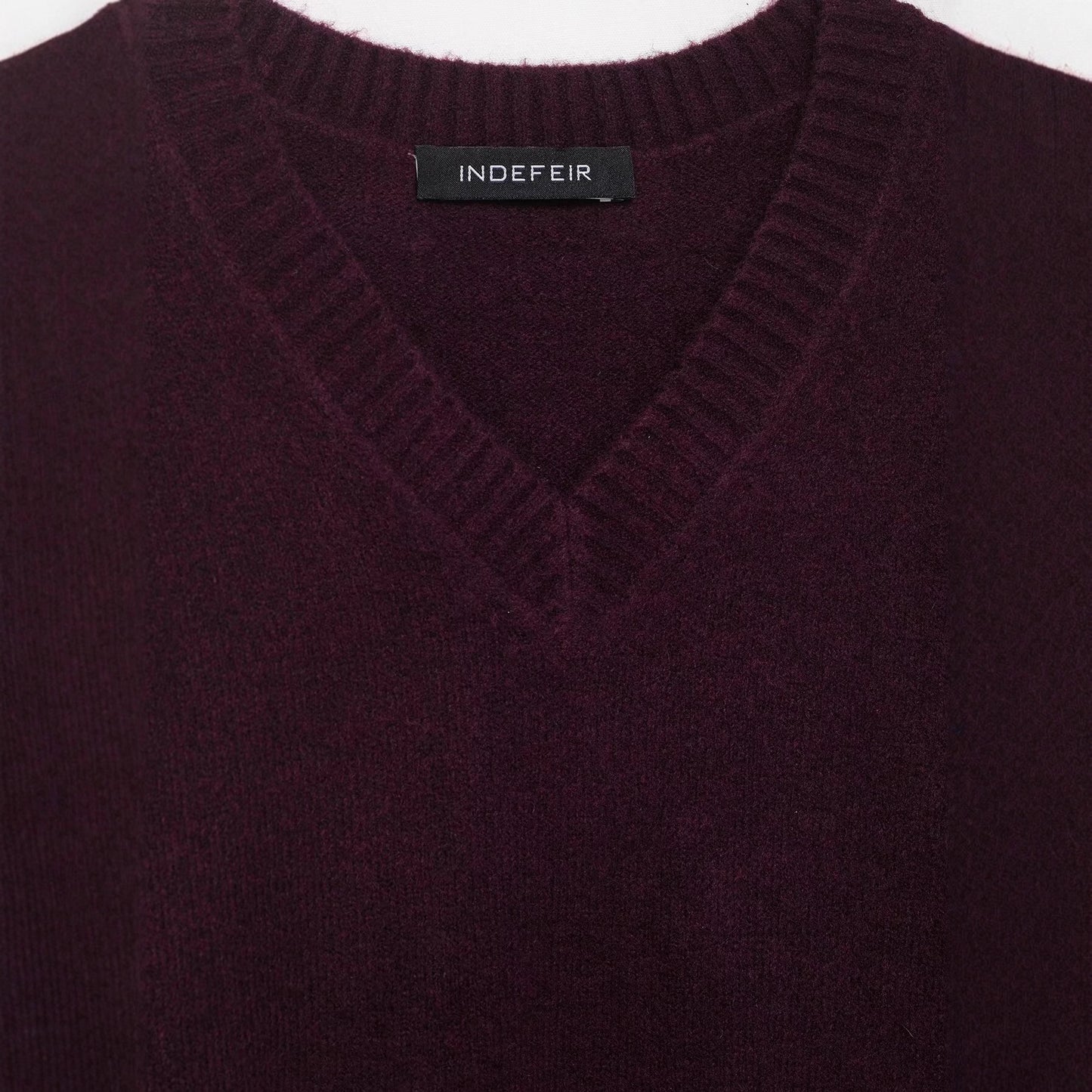 Pull femme à col en V en matériau tricot doux Chic und Stil