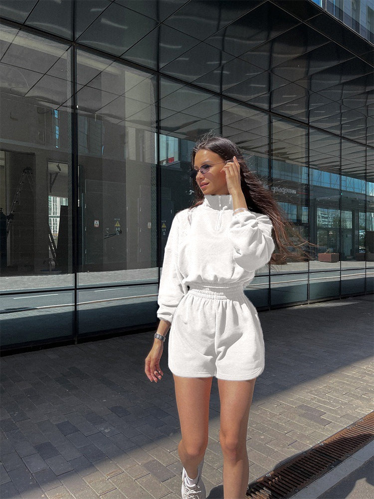 Women's sports set with cropped sweater and shorts Chic und Stil