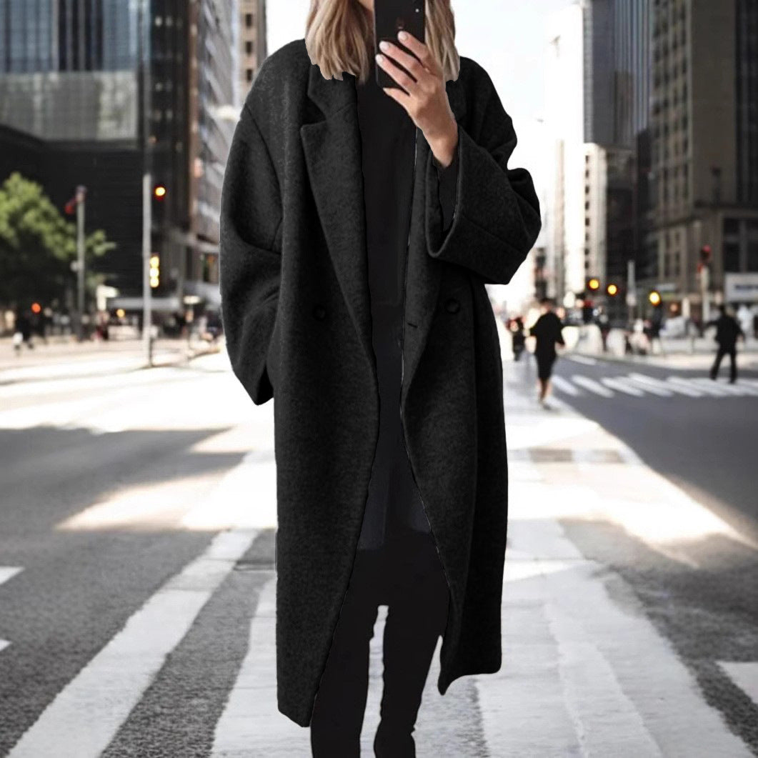 Classic oversized coat for women with double button closure and wide lapels Chic und Stil