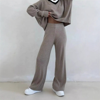 Dames pull confortable à col V avec col rayé Chic und Stil