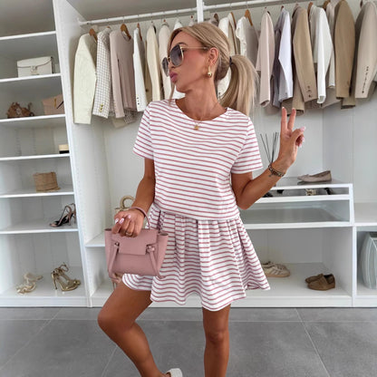 Robe de loisirs rayée pour femmes avec une jupe évasée.
