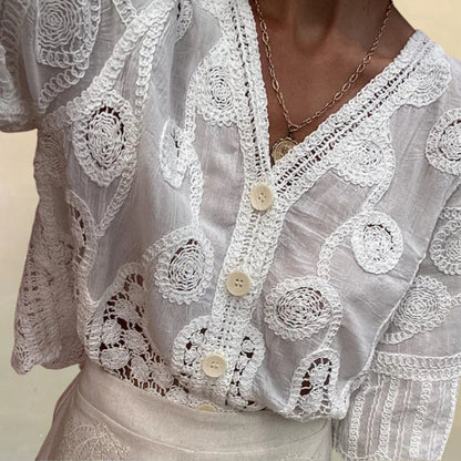 Blouse aérienne pour femmes avec motif crochet artistique et patte de boutonnage Chic und Stil