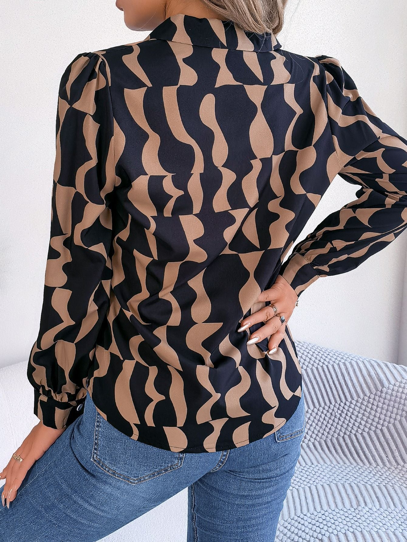 Chemisier chic pour femmes avec un design graphique moderne et des détails de boutons Chic und Stil