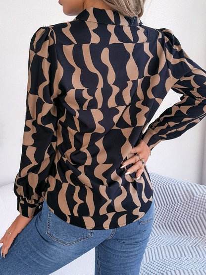 Chemisier chic pour femmes avec un design graphique moderne et des détails de boutons Chic und Stil