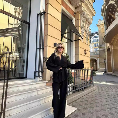 Women's set composed of a lightweight blazer and wide-leg pants with a floral design Chic und Stil