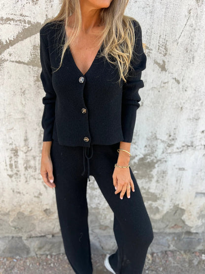 Casual knitted set for women with button closure and wide pants Chic und Stil