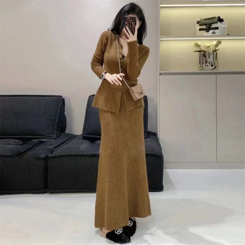 Robe en tricot élégante pour femmes avec une silhouette féminine et un joli décolleté en V Chic und Stil