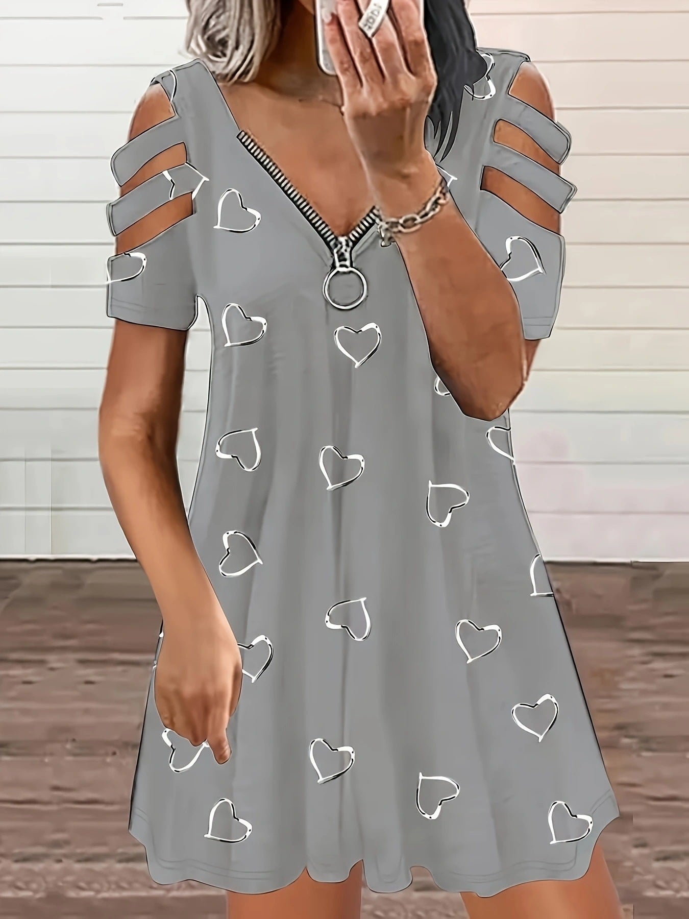 Robe de loisirs pour dames avec des manches à découpe et un motif en forme de cœur Chic und Stil