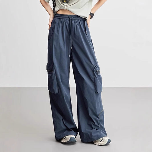 Functional cargo pants for women with elastic waist and practical zip pockets Chic and Style