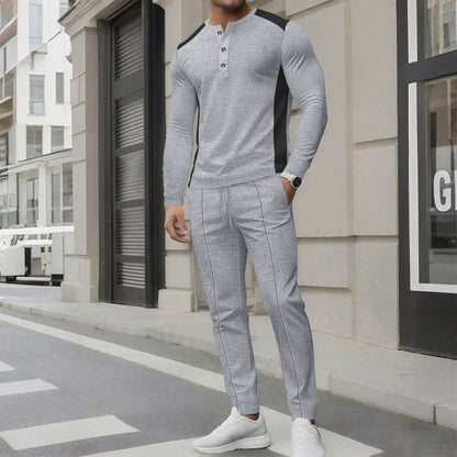 Costume de loisirs pour hommes avec un élégant haut Henley et un pantalon de jogging confortable Chic und Stil