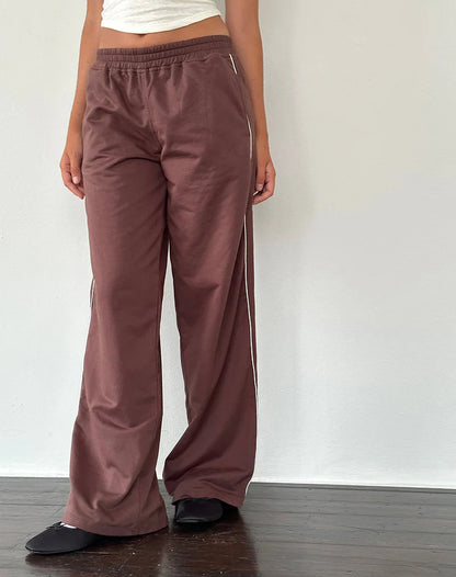 Wide leisure pants for women with side stripes and an elastic waist Chic and Style