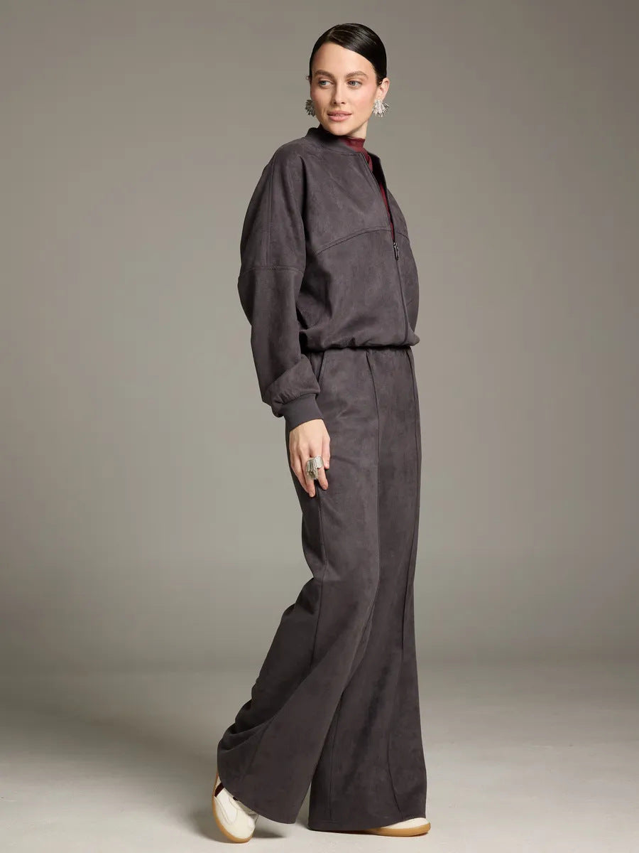 Costume de détente décontracté pour dames avec des détails de couture décoratifs et une fermeture éclair intégrale Chic und Stil