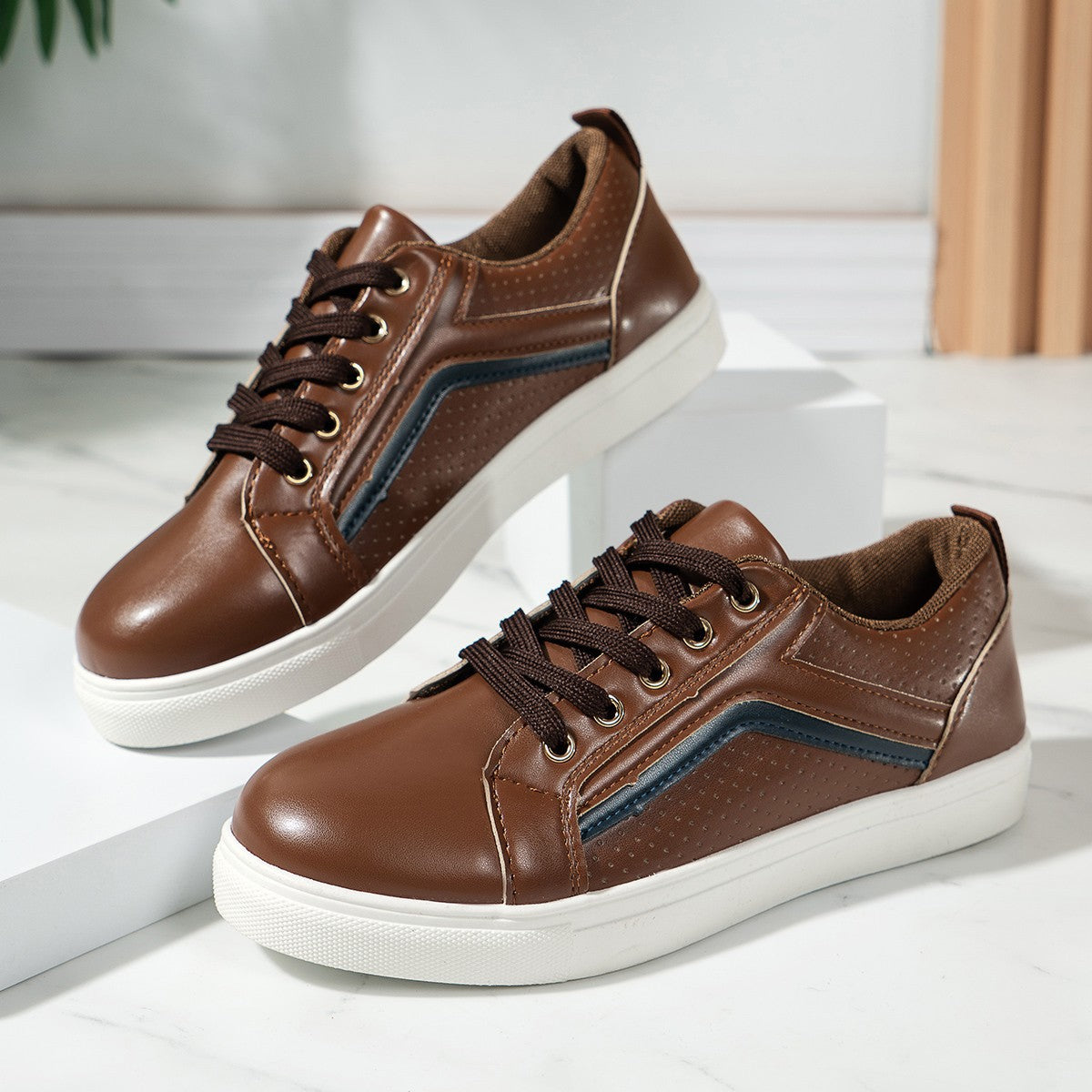 Baskets mode pour femmes avec surface perforée et semelle flexible Chic und Stil