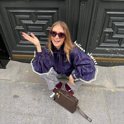 Chemisier à manches longues pour femmes avec un design rayé et un col à volants Chic und Stil