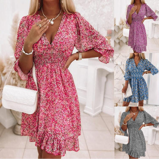 Robe mini à fleurs à taille froncée Chic und Stil