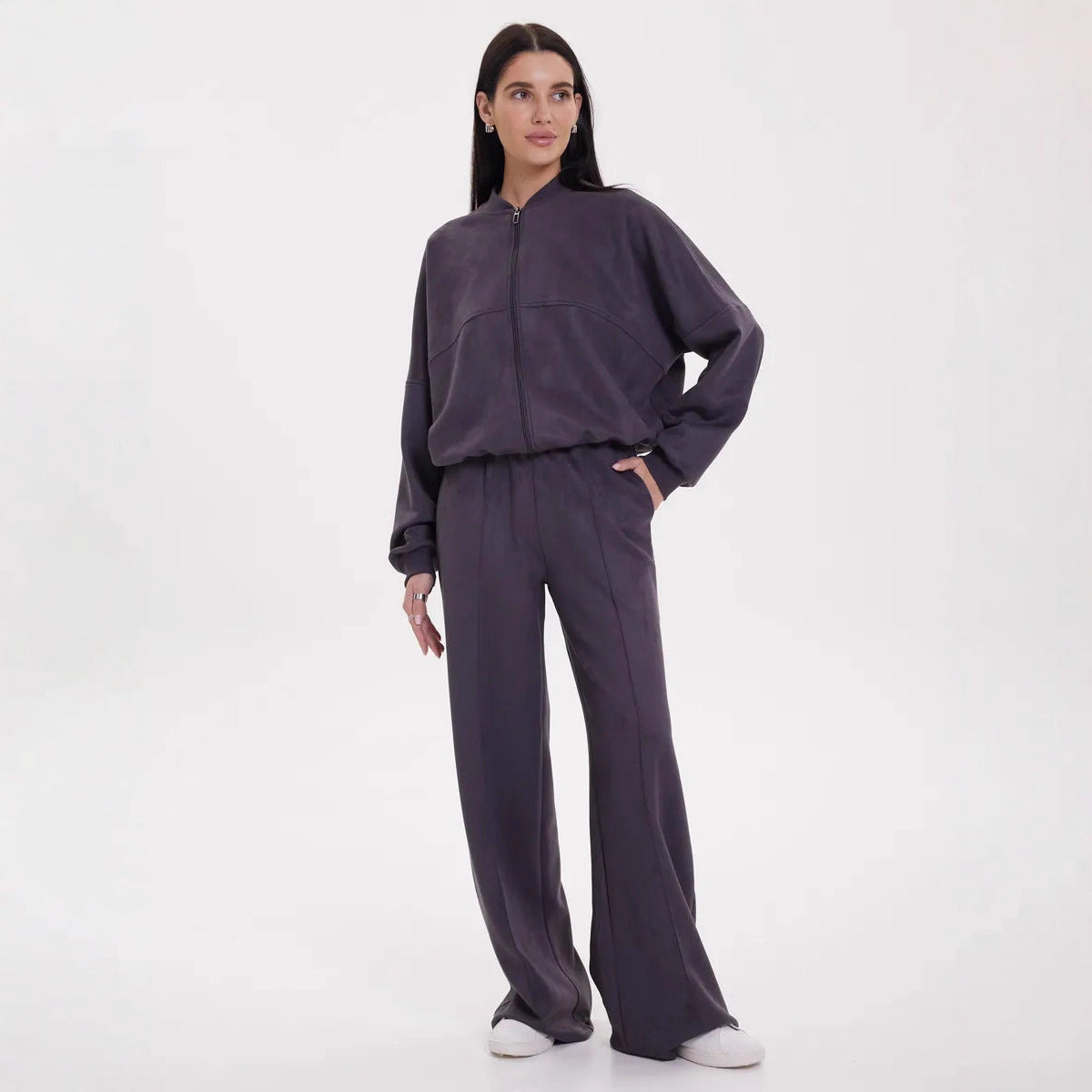 Costume de détente décontracté pour dames avec des détails de couture décoratifs et une fermeture éclair intégrale Chic und Stil