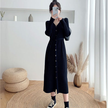 Robe en tricot pour femmes avec décolleté V profond et ceinture cintrée Chic und Stil
