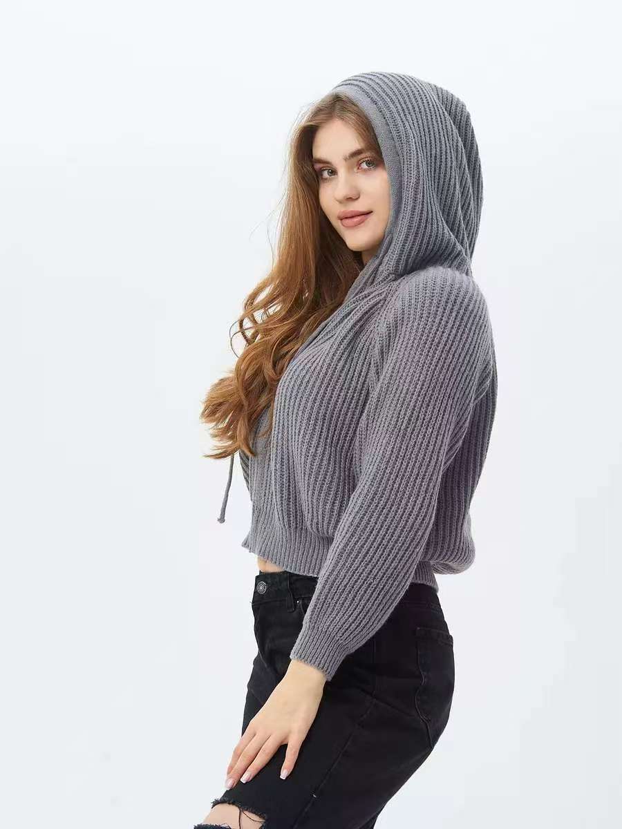 Sweat à capuche court pour femmes en matériau en tricot côtelé doux avec des cordons pratiques Chic & Stil