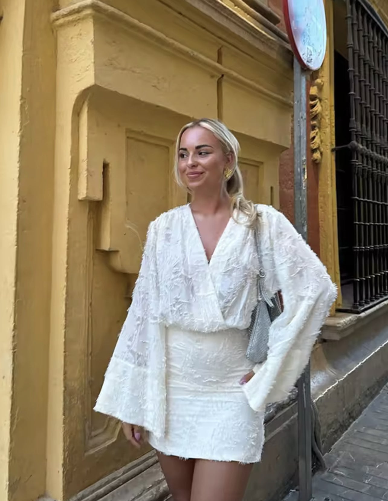 Robe courte élégante pour femmes avec design effiloché et décolleté en V Chic und Stil