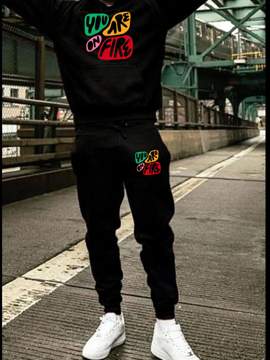 Hoodie and jogger pants set for men with creative print Chic und Stil