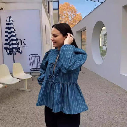 Chemisier rayé pour femmes avec des manches bouffantes volumineuses et une coupe cintrée Chic und Stil