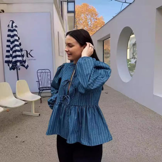 Chemisier rayé pour femmes avec des manches bouffantes volumineuses et une coupe cintrée Chic und Stil