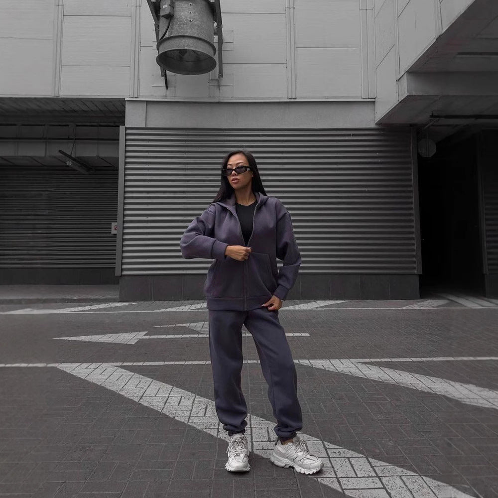 Women's sports set consisting of a hoodie and jogger pants Chic und Stil