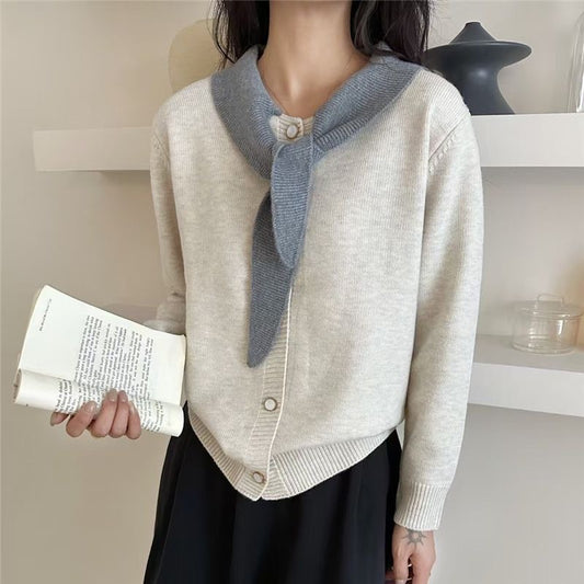 Cardigan féminin à la mode avec écharpe décorative et détails de bouton Chic und Stil