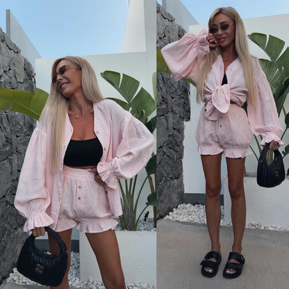 Fashionable women's loungewear set with bow-shaped top and ruffled shorts Chic und Stil