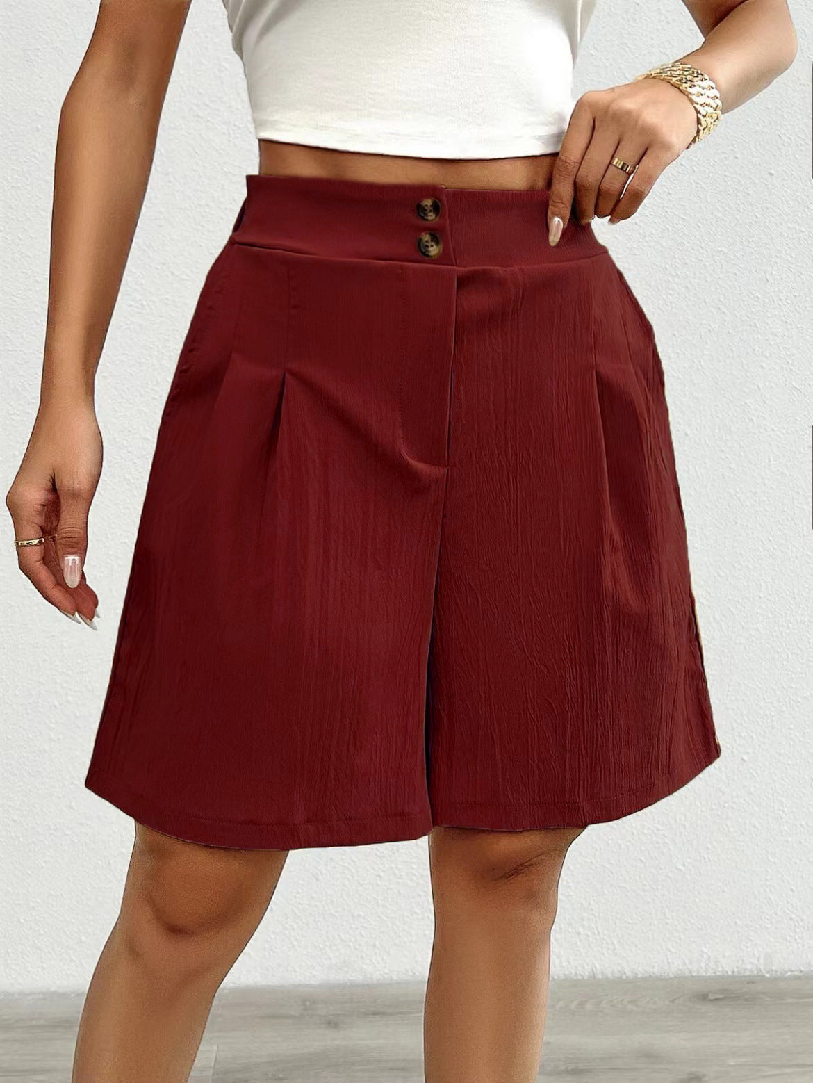 High-waisted satin shorts for women with double button closure and pleats Chic und Stil