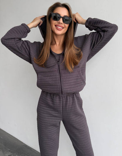 Trendy leisure set for women with padded top and elastic pants Chic and Style