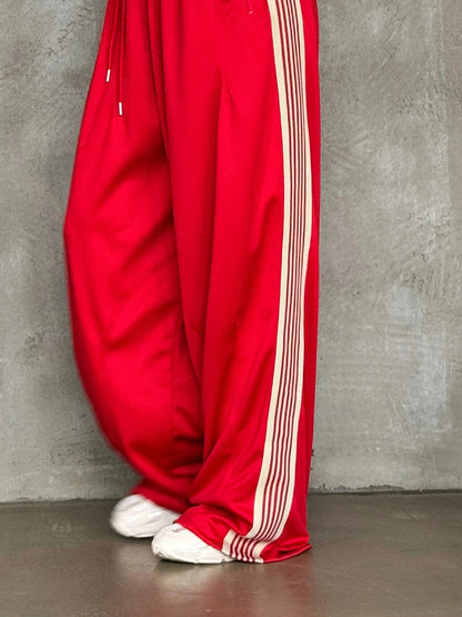 Wide sports pants for women with diagonal stripes Chic und Stil