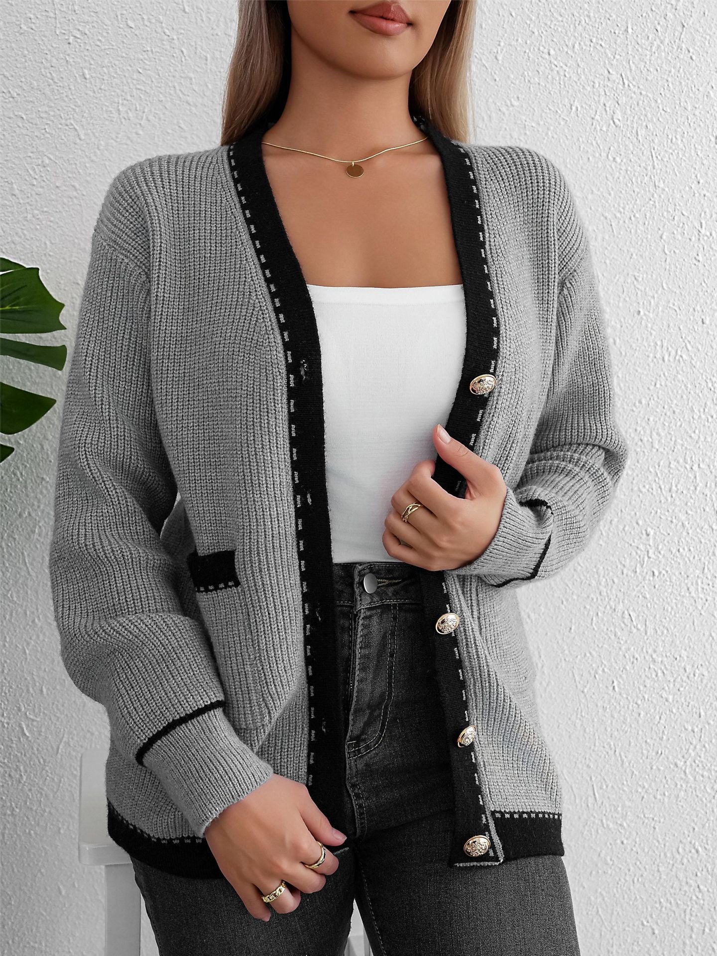 Cardigan en tricot pour femmes avec des détails de bouton en forme de goutte et un passepoil contrasté à la mode Chic und Stil