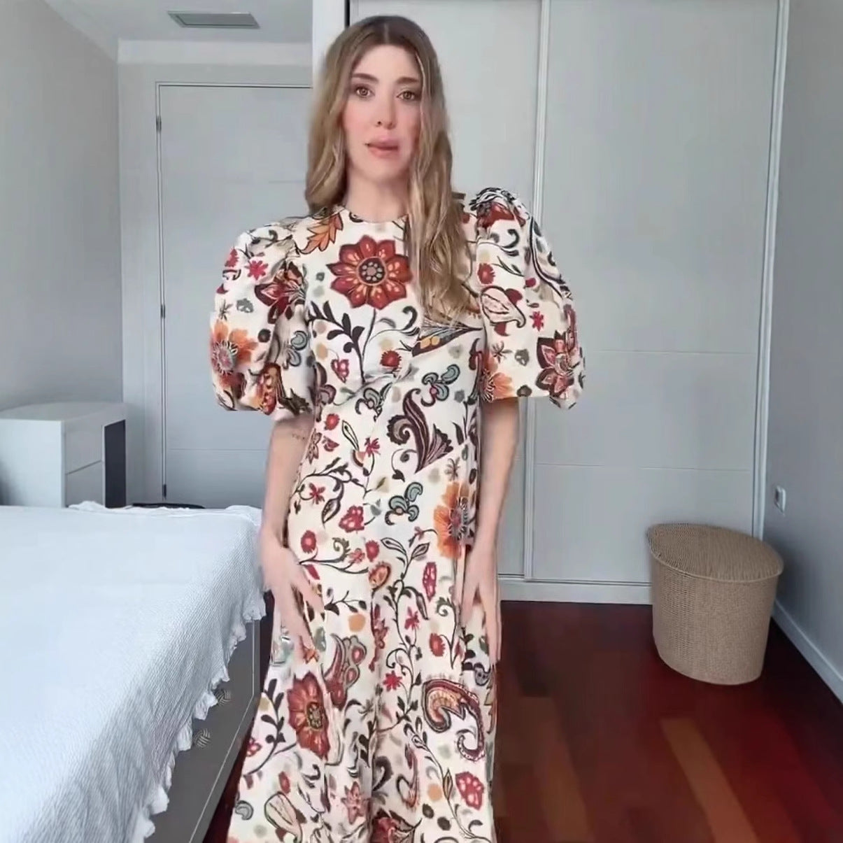 Robe maxi femme avec broderies florales et élégant décolleté en V Chic und Stil