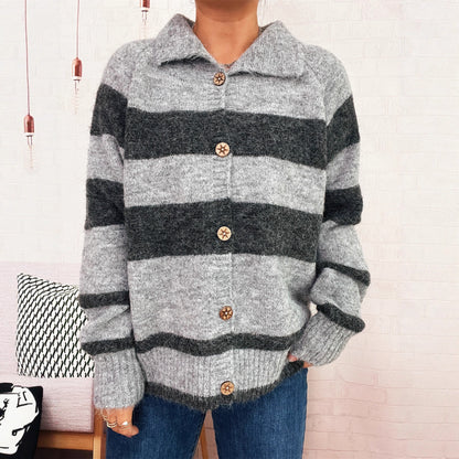 Dames gilet confortable en tricot avec des os en bois décoratifs et de larges rayures Chic und Stil