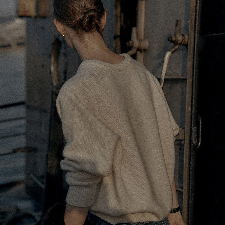 High quality wool pullover with V-neck for women Chic und Stil