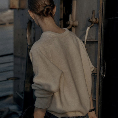 High quality wool pullover with V-neck for women Chic und Stil