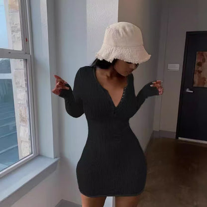 Robe en tricot pour dames avec patte de boutonnage et coupe cintrée Chic und Stil