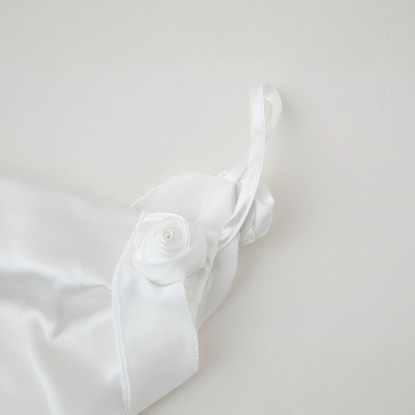 Robe en satin pour femmes avec un design élégant à volants et des bretelles réglables Chic und Stil